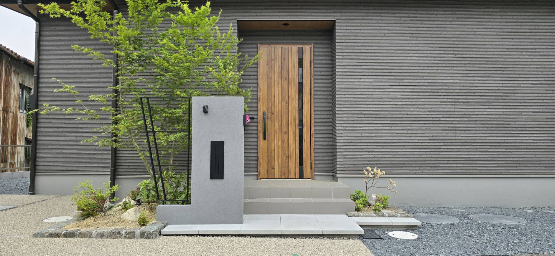 「新居の魅力を引き立てる洗練されたシンプルモダンの門柱」日進市の外構デザイン・施工は　【デザインループ】